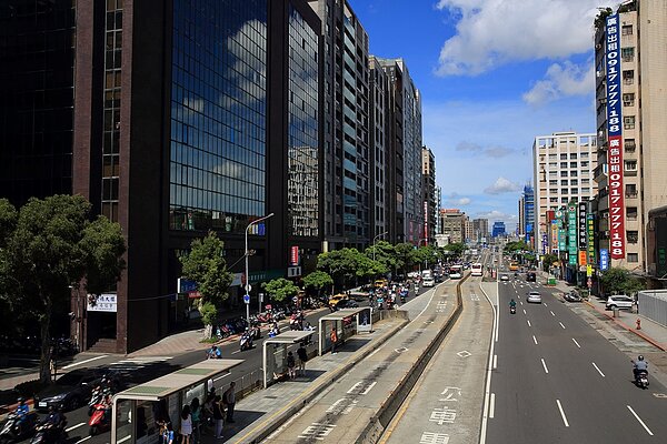 位於民權西路大道第一排核心地帶、享城西區生活圈的優勢,讓「超.站S」具備超優CP值及保值度。圖/「超.站S」提供