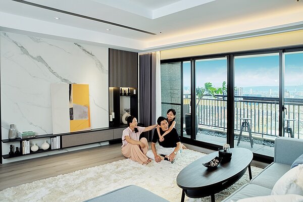 不論70坪、78坪,室內空間都非常寬敞舒適,並有超大陽台享寬闊視野。圖/「超.站S」提供