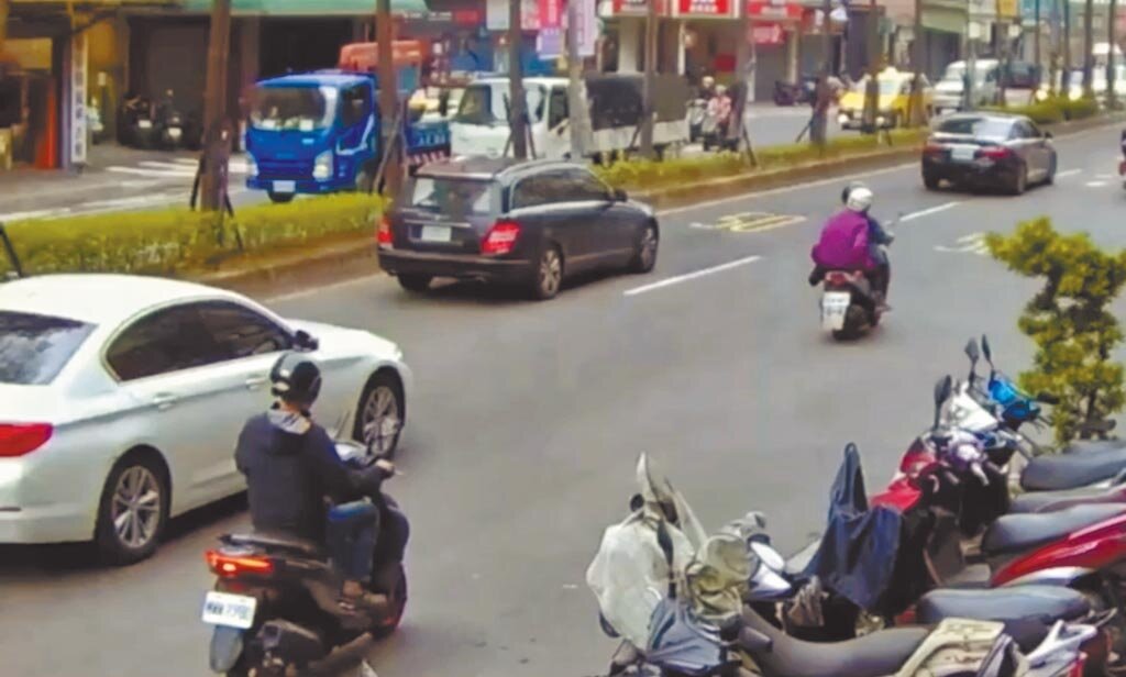 前立法院長王金平車上警衛官懷疑吳男會對王金平不利，在車上亮槍與識別證，後方黑車為民眾車輛，前方黑車是王金平座車。圖／三重警分局提供；中時記者戴上容新北傳真