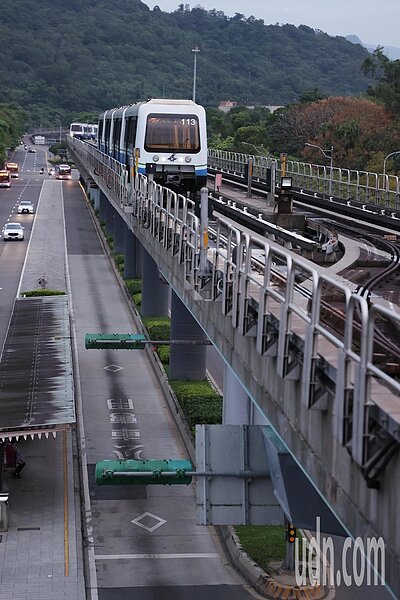 台北捷運文湖線1部列車昨下午在站間偵測到有障礙物,隨即自動停車,經了解發現,附近社區在防護措施不足下鋸樹,導致樹幹掉落文湖線軌道。記者曾學仁/攝影