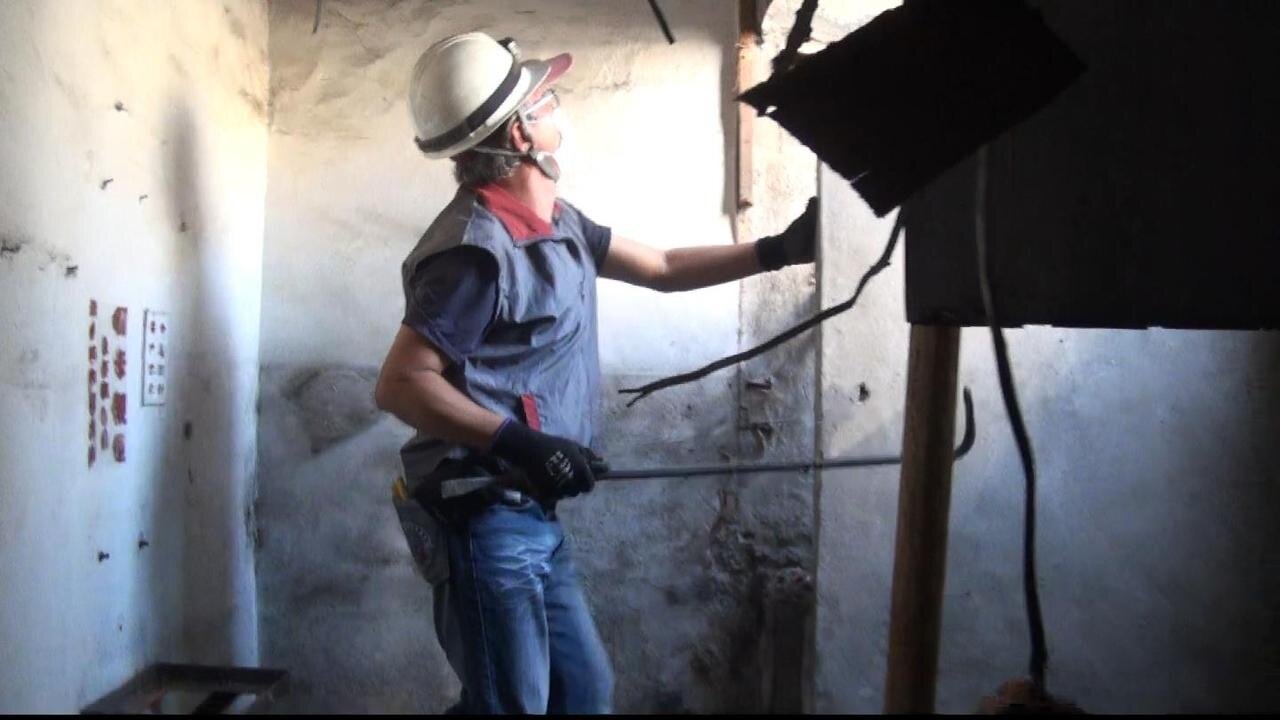 高雄巿中華四路忠山大廈,原有雙側逃生梯,但其中一側逃生梯竟以磚牆封死,形同廢掉。記者王昭月/攝影