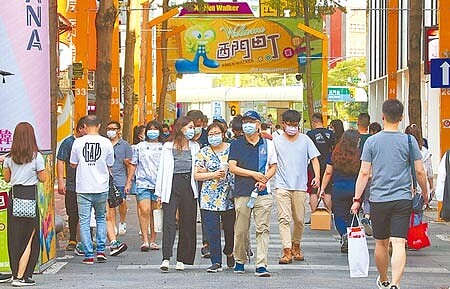 疫情趨緩、加上五倍券刺激消費,商圈店面出現回溫訊號。圖∕本報資料照片