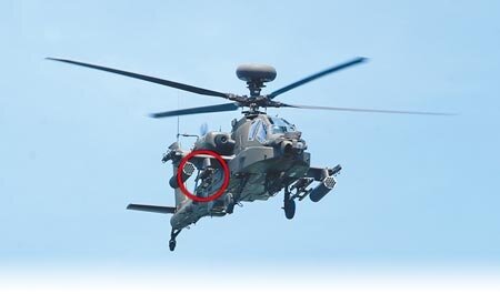陸軍阿帕契直升機昨天實彈射擊，發生操作不當，飛彈發射架（如照片紅圈處）掉落訓場的糗事。圖為阿帕契直升機過去演練的畫面。（本報資料照片）