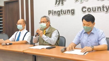 屏東疫苗施打大出包,東港安泰醫院院長黃炳生(右)出面道歉。(謝佳潾攝)