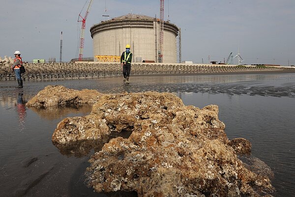 上百個國家在氣候峰會上承諾甲烷減排,衝擊國內天然氣的能源占比與未來發電代價,環團與在野黨均提醒政府應重新思考能源政策。圖為大潭藻礁與施工中的中油天然氣第三接收站。聯合報系資料照