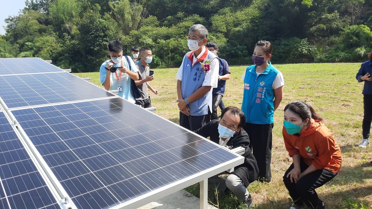 高雄市環保局昨天上午至旗山區域性垃圾衛生掩埋場舉行「旗山綠能之丘 太陽光電運轉啟用儀式」。記者陳玫伶/攝影