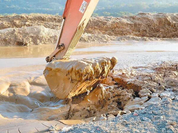 新竹橫山鄉某砂石廠非法占用公私有地掩埋事業廢棄物，檢警現場開挖。圖／新竹地檢署提供