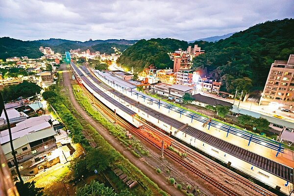 基隆捷運爭議不休,其中八堵站腹地狹小,幾乎找不到路廊可蓋新路線,成了一大難題。圖為八堵車站。圖/聯合報記者陳正興攝
