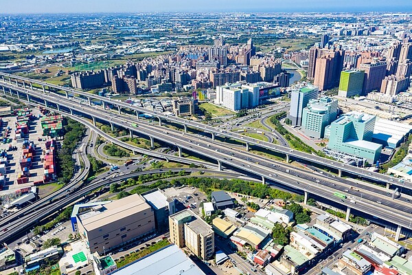 經國特區鄰近國道一號南崁交流道,加上又有經國轉運站可搭乘客運、方便南來北往,未來桃園捷運綠線G12也會在附近設站點。圖/築億海格提供