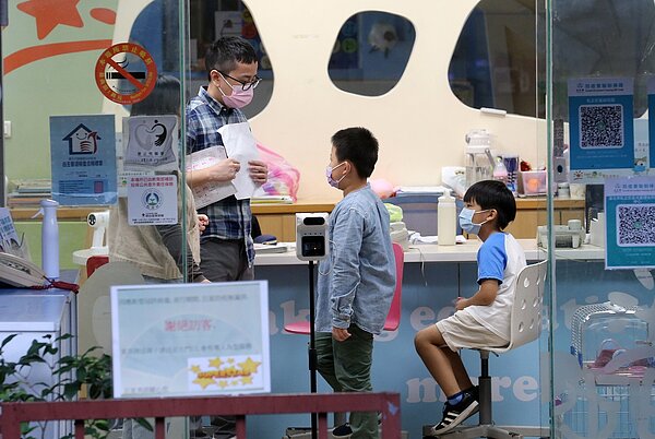 經濟部、勞動部研擬基本工資薪資補貼方案,減緩調漲對企業造成負擔,圖為適用補助方案之一的補習班。記者胡經周/攝影