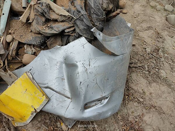 台中清水頂湳里客庄附近國有土地疑似被傾倒廢棄物,民代和環保單位勘查。圖/中市議員楊典忠提供