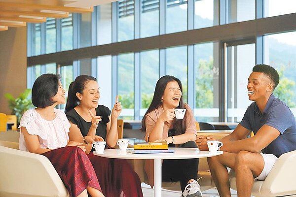 英國高等教育資訊機構QS公布最新2022年亞洲大學排名結果,政治大學近年重視國際化發展,今年名列第90名,創下歷年最好名次。圖/政大提供