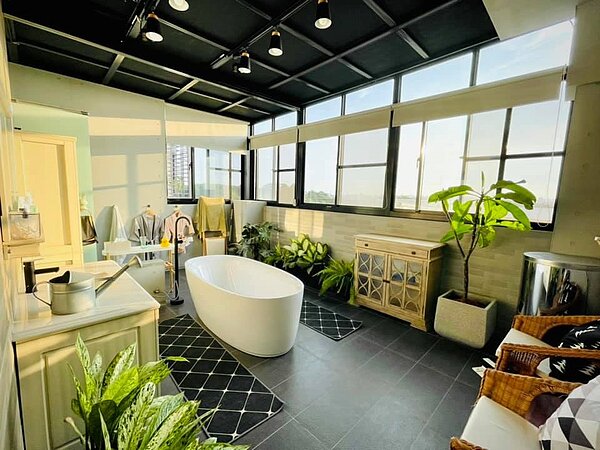 原PO花費40萬元在自家透天厝頂樓打造澡堂。圖／擷取自《佈置藏在生活裡》