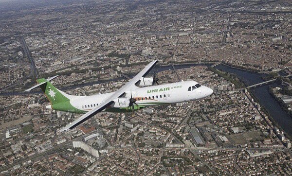 元旦連假金門、馬祖三離島管制航線將提供790架次,計7萬1688個座位數。圖為立榮航空。圖/長榮集團提供