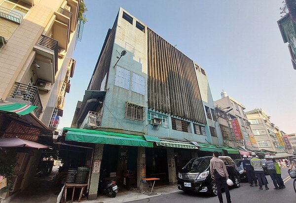 中都戲院建於1966年,一樓傳統市場、二樓戲院,圖/高市工務局提供