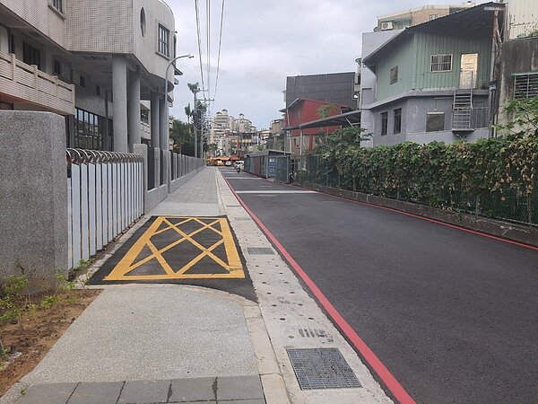 新泰國中旁人行道寬度原僅約90公分寬,通行民眾險象環生,校方退縮圍牆,行人通行空間增至1.5公尺。圖/新北市工務局提供