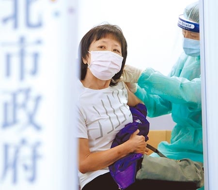 台北市5日在台北市政府1樓中庭設立新冠肺炎疫苗接種站，該日為民眾施打AZ疫苗，民眾在接種站中接種疫苗。（鄭任南攝）