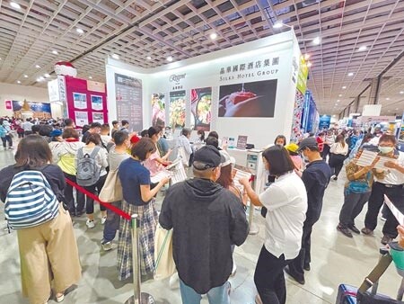 「晶華國際酒店集團」旅展首日有單筆近千萬元的客戶狂掃住宿券和餐券，業績比去年成長2成。（何書青攝）