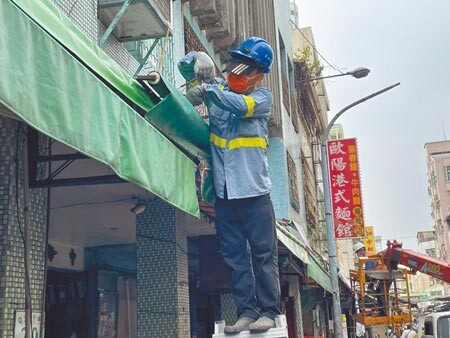 高市府5日強制拆除位於三民區的中都戲院。（洪浩軒攝）