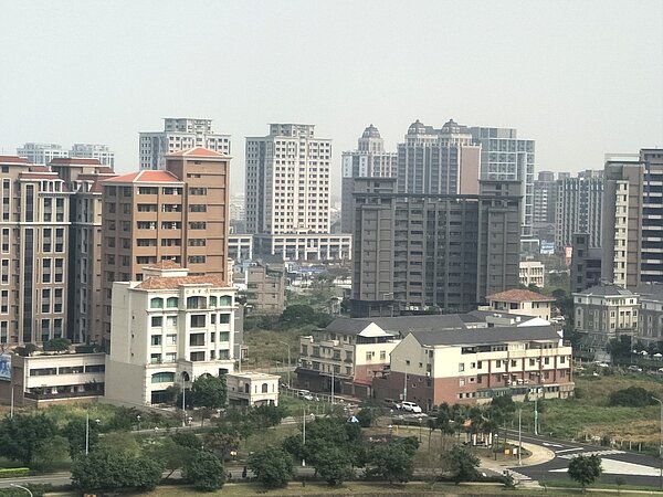 根據財政部最新統計，109年契稅實徵金額達161.5億，為史上第三高。同時，六都買賣契申報人數以新北市合計5.5萬人最多；其中法人與本國人多集中在新北，桃園成為外國人申報量最大的行政區。記者曾增勳／攝影 