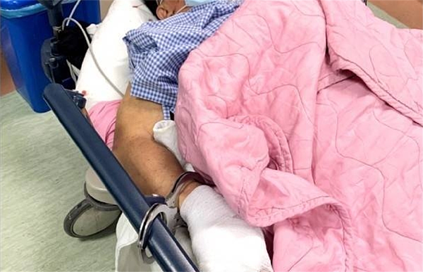 鍾男返台後做「觀落陰」田野研究，竟患上思覺失調症，去年還失控持刀刺傷要戒護他就醫的4名員警，他說自己12年飽受幻聽所苦，法院終判他無罪。圖／中時電子報資料照