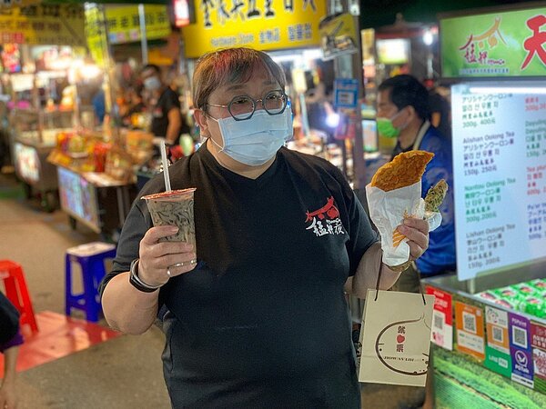 經濟部中部辦公室相約全台31處夜市舉辦數位五倍券限定的「國定踅夜市~經濟部送奶雞」活動,明(6)日起連四個周六限量發放「奶茶加雞排」和地方特色美食。圖/經濟部提供