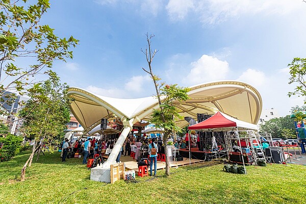 「水汴之心天幕」正式啟用,結合地方特色成為經國重劃區首座指標性天幕。圖/桃園市政府提供