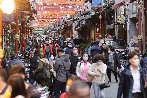 台北市迪化年貨大街除了防疫，也將趁此機會轉型，明年不開放道路擺攤，商圈自治會也禁止商家將其樓出租給外來攤商，攤位林立的景象恐不復見。圖／聯合報系資料照