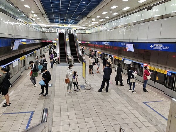 台北捷運放寬防疫措施,包括禁食線外可飲食、開放充電桌、飲水台,以及各地下街和捷運站的跳舞區,兒童新樂園、小巨蛋冰上樂園也取消容留降載,恢復正常管制。圖/聯合報系資料照