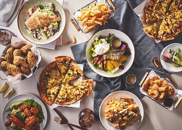 活動期間,在門市消費點餐前出示居住「22樓」的地址證明,每桌即可享「開胃餐點」及「美式甜點」各一份。圖/貳樓餐飲集團提供