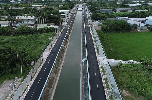 貴子坑溪道路拓寬,重新規劃車行空間、植栽設施帶、人行道及自行車道。圖/台北市政府提供