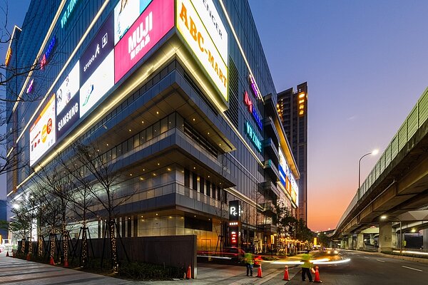 從「海研A3光點」步行就可到宏匯廣場，距離相當近。圖／海研建築提供