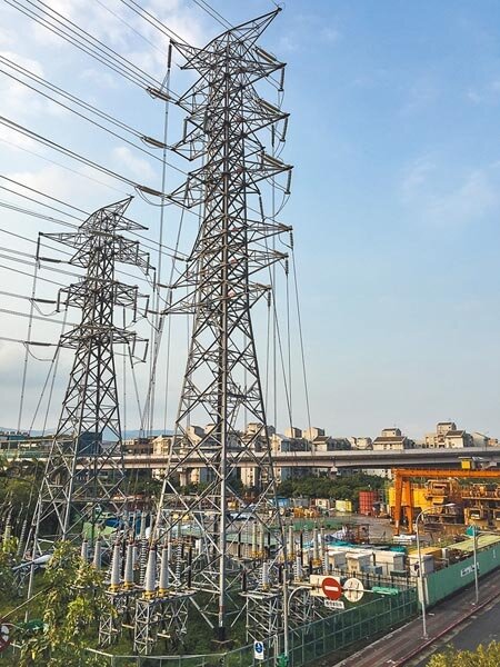 台電傳11月供電開始「降壓」，工廠與用戶端用電都降3％，罕見在秋冬降壓，專家表示，證明現在「就是缺電」。圖為台電超高壓電塔。（本報資料照片）