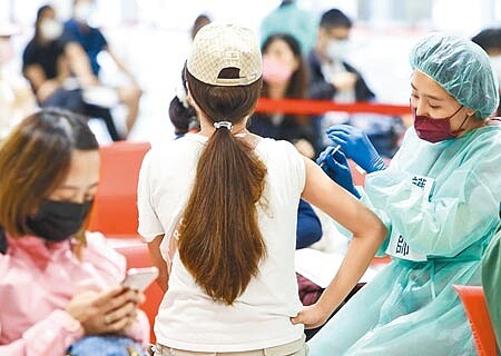 馬偕醫院副總院長、心臟內科醫師洪大川表示,心血管疾病患者更亟需疫苗保護力。圖為民眾正在接種疫苗。(本報資料照片)