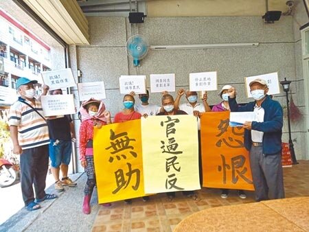 彰化縣田中鎮三民農地重劃案,反對派農民組成自救會,昨抗議公所泯滅民意、強行推動200甲農地重劃。(吳建輝攝)