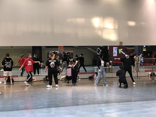 中山爵士廣場重新開放第一天,就有不少學生、舞團正在練習跳舞。記者鍾維軒/攝影