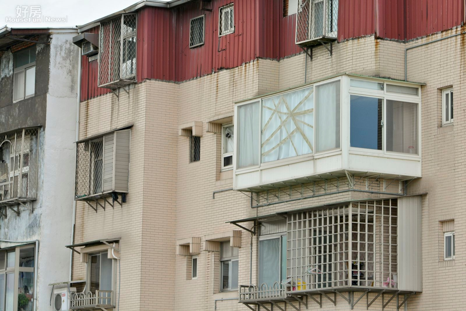 颱風,防颱準備,窗戶強化,貼膠帶,居家安全。(好房News記者 陳韋帆/攝影)