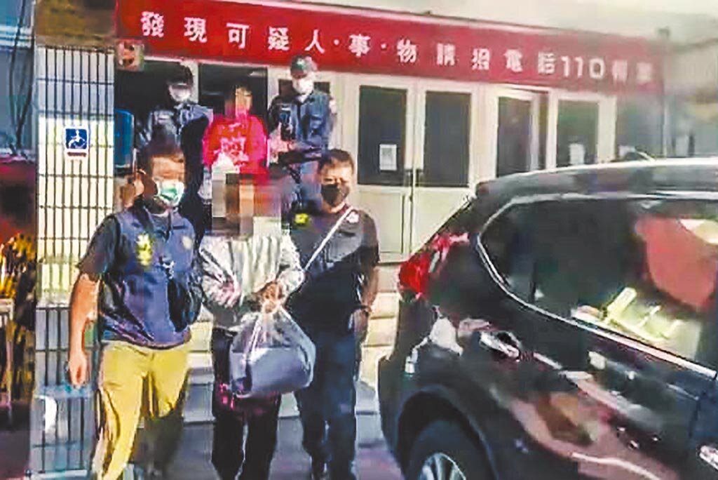 林男(前)和陳女(後)涉嫌不當管教致2歲兒子死亡後埋屍,警方依殺人等罪嫌移送苗栗地檢署。圖/民眾提供;中時記者羅浚濱苗栗傳真