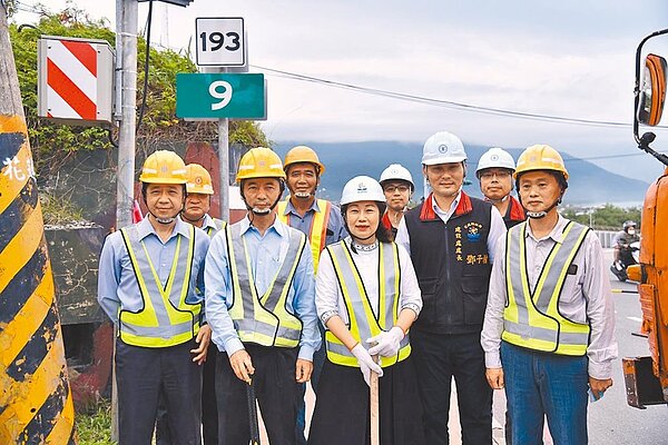 花蓮縣長徐榛蔚參加「花193線縣道高幹架空線路下地管路工程」拆桿儀式，讓七星潭四八高地重現遼闊天際線。圖／花蓮縣府提供
