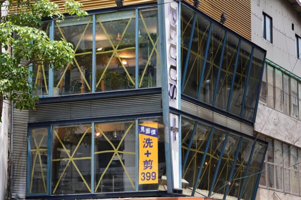 不少住家、店家都會在颱風來臨前貼上膠帶避免門窗被吹破,不過有室內設計師指出,這招無法強化玻璃。(好房News記者 陳韋帆/攝影)