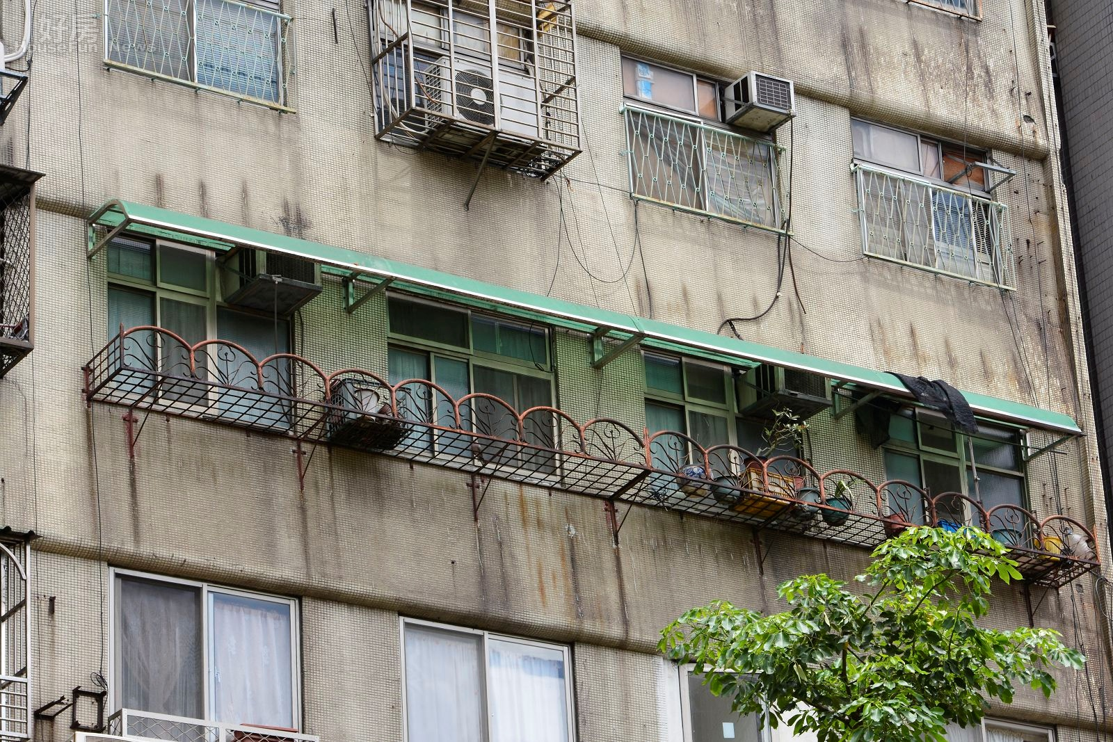 颱風,防颱準備,老屋外牆滲水情境照。(好房News記者 陳韋帆/攝影)