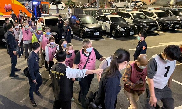 警方帶回多名賭客和員工。圖/聯合報記者鄭國樑翻攝