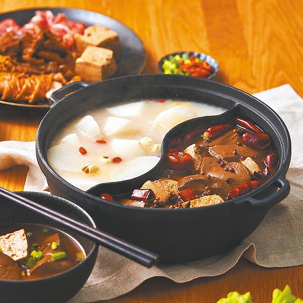 city’super「賈以食日經典火鍋湯底」，11日起於復興店周年慶開賣，每組479元。（city’super提供）