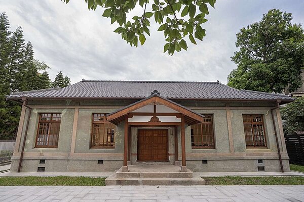 位於新竹市廣州街20巷18、20號的新竹少年刑務所演武場,落成於1935年(昭和10年),串聯與周邊刑務所、獄官宿舍,是全台保存最完整的監獄系統。圖/新竹市文化資產科提供