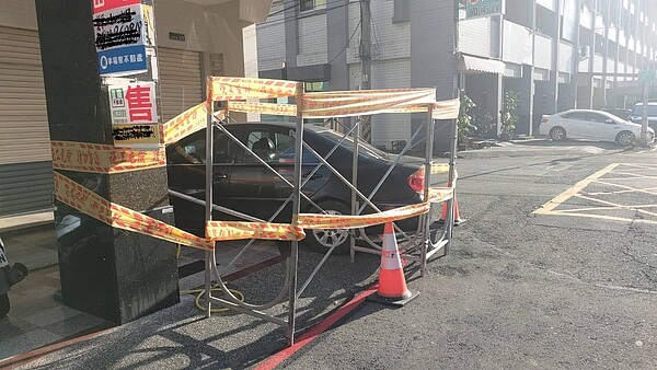 家門口被亂停車，屋主祭出奇招。圖／翻攝自爆廢公社二館