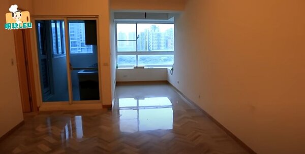 明聰買下淡海新市鎮的「台北灣」1+1房,選擇出租減低房貸負擔。圖/翻攝自YouTube頻道「明聰」