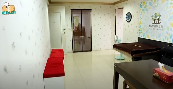 近百坪新家分隔成工作區域與居住區域,前客廳供明聰拍片與爸爸打麻將,關上室內大門就不會干擾家人作息。圖/翻攝自YouTube頻道「明聰」