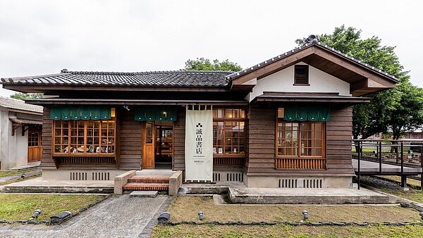 誠品書店進駐基隆要塞司令部校官眷舍,展開期間限定店。圖/誠品提供