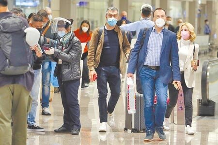 中央流行疫情指揮中心7日公布國內新增4例COVID-19境外移入確定病例,4例個案有3例為突破性感染,分別接種AZ、衛星五號以及科興。圖為桃園機場入境外國旅客。(非新聞當事人)(陳麒全攝)