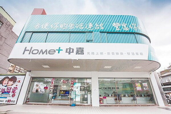 中嘉數位祭出100M上網下殺31折約311元，300M下殺至511元、600M限時611元，申辦指定費率600M送買東西商城購物金1,111元。圖／業者提供